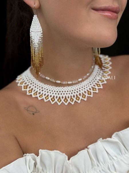 A set of white and gold bracelets, a chain with pearls and earrings 170 photo