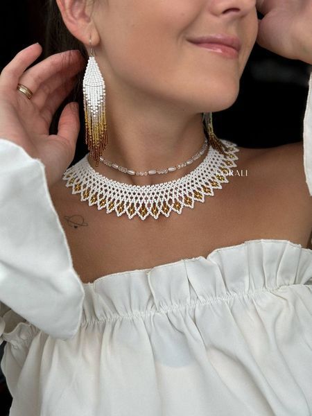 A set of white and gold bracelets, a chain with pearls and earrings 170 photo