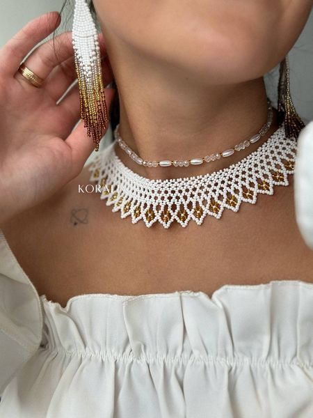 A set of white and gold bracelets, a chain with pearls and earrings 170 photo
