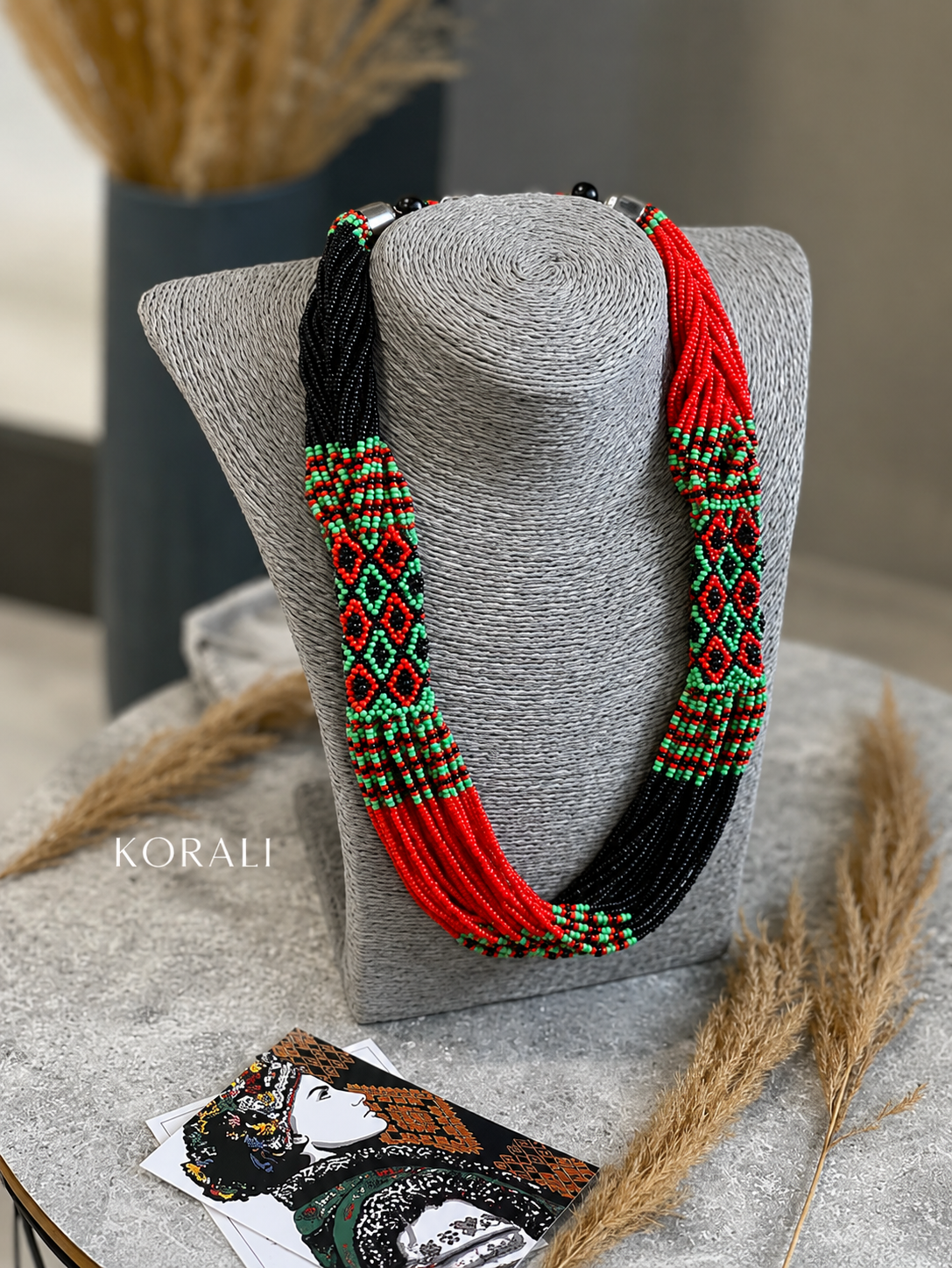 ethnic korali necklace with green pattern